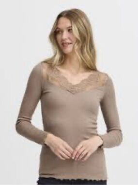 Lace Trim Long Sleeve Tee in Taupe